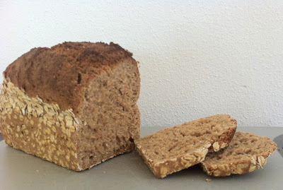 Wenn man das Brot anschneidet, bevor es richtig ausgekühlt ist,<br /><br />ist die Krume sehr grob, wie man auf dem Bild sehen kann. Also: gut auskühlen lassen :-)