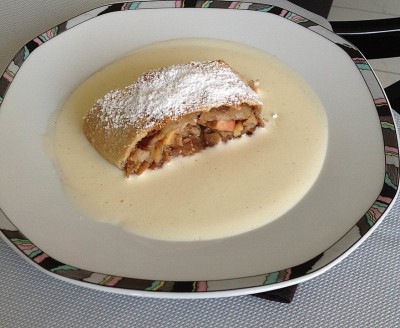 Apfelstrudel mit Vanillesoße