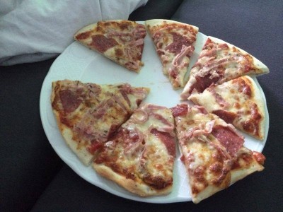 Beim Belegen der Pizza sind der Fantasie keine Grenzen gesetzt - <br />Ich mag am liebsten nur Käse, Schinken, Salami drauf.