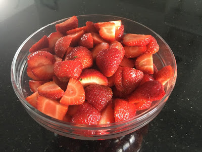 Wenn man die Erdbeeren halbiert, benötigt man rund 600 gr. frische Erdbeeren